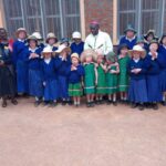 Bischof John Ndimbo mit den Kindern